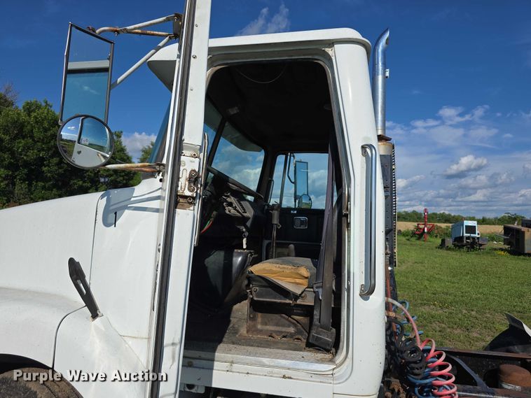 image for item DT6956 1992 White GMC WG Series semi truck