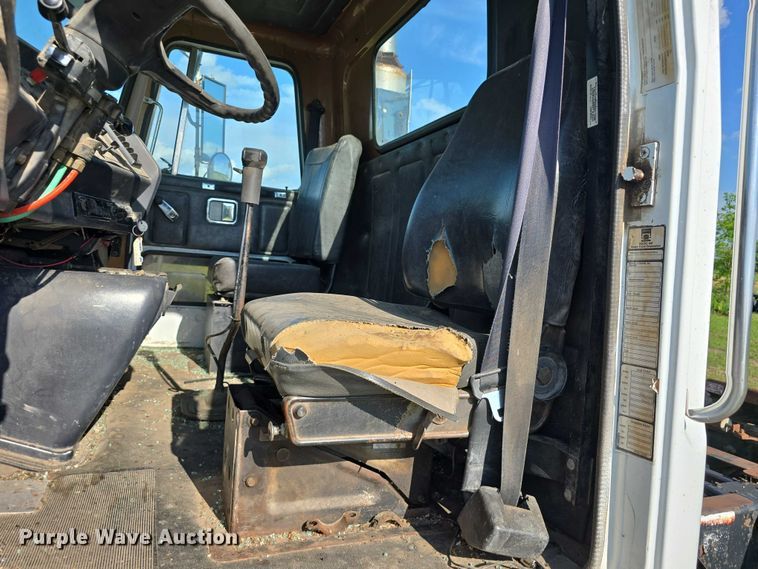 image for item DT6956 1992 White GMC WG Series semi truck