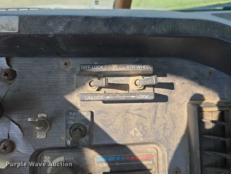 image for item DT6956 1992 White GMC WG Series semi truck