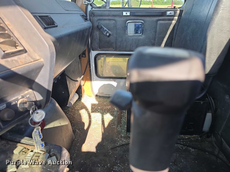 image for item DT6956 1992 White GMC WG Series semi truck