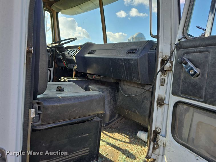 image for item DT6956 1992 White GMC WG Series semi truck