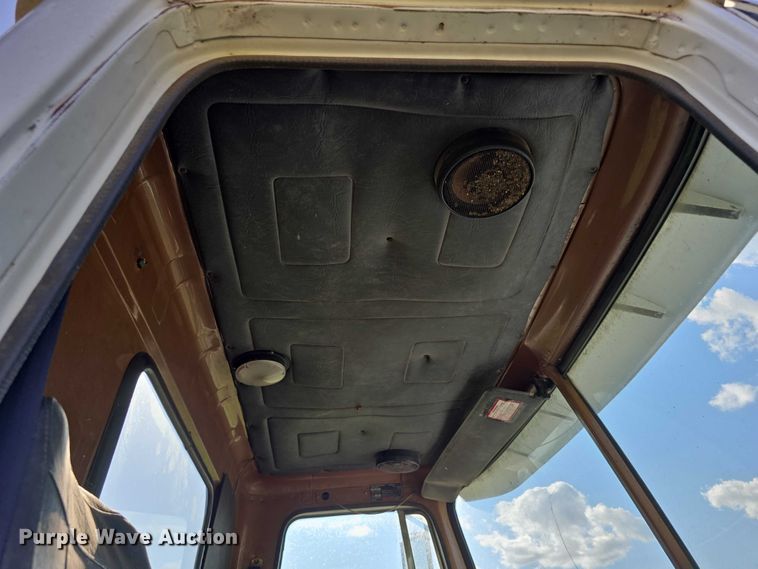 image for item DT6956 1992 White GMC WG Series semi truck