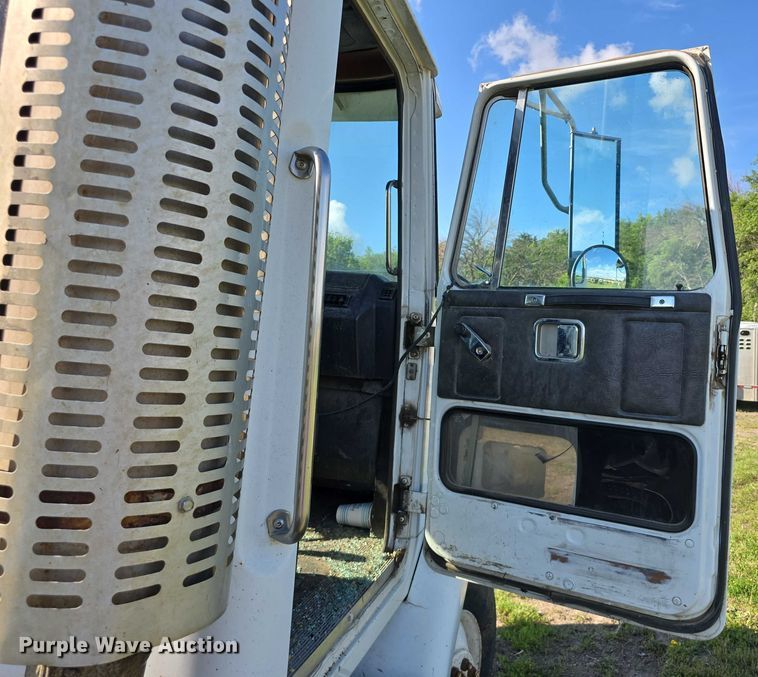 image for item DT6956 1992 White GMC WG Series semi truck