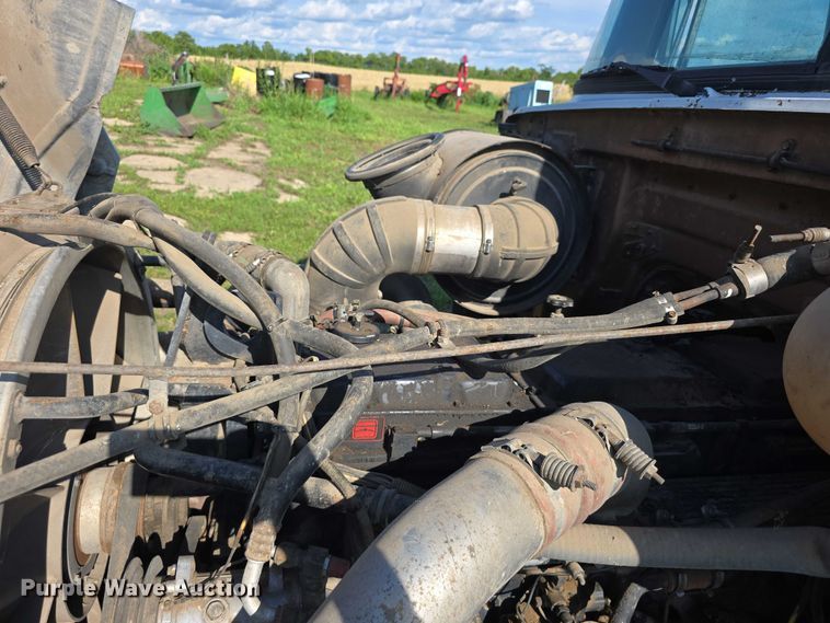 image for item DT6956 1992 White GMC WG Series semi truck