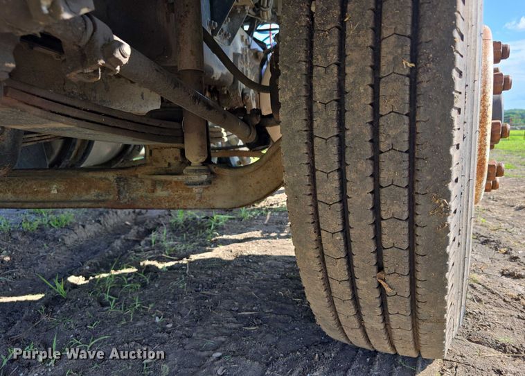 image for item DT6956 1992 White GMC WG Series semi truck