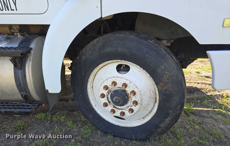 image for item DT6956 1992 White GMC WG Series semi truck