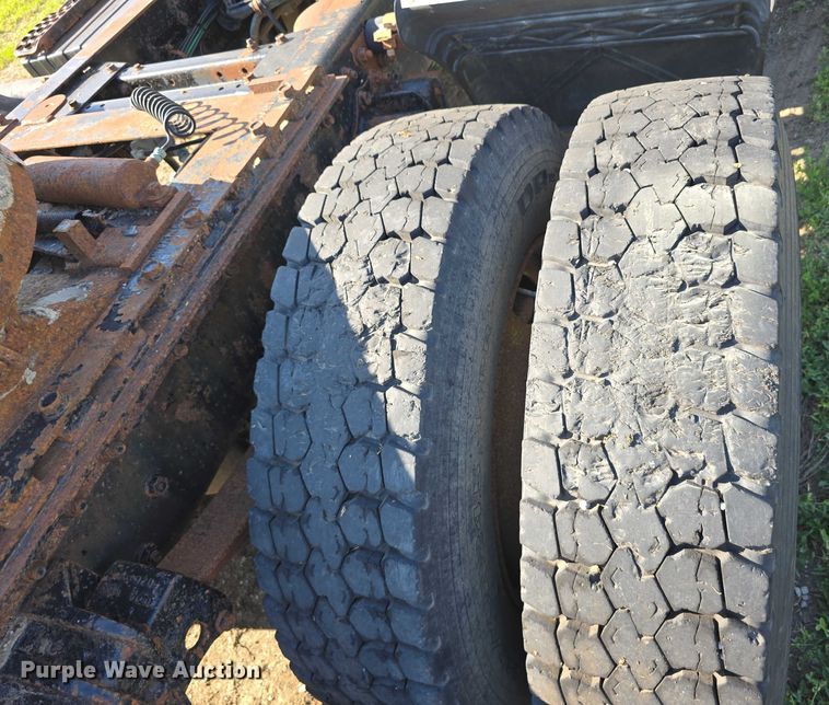 image for item DT6956 1992 White GMC WG Series semi truck