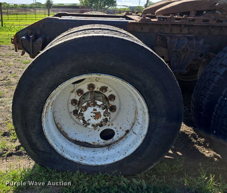 image for item DT6956 1992 White GMC WG Series semi truck