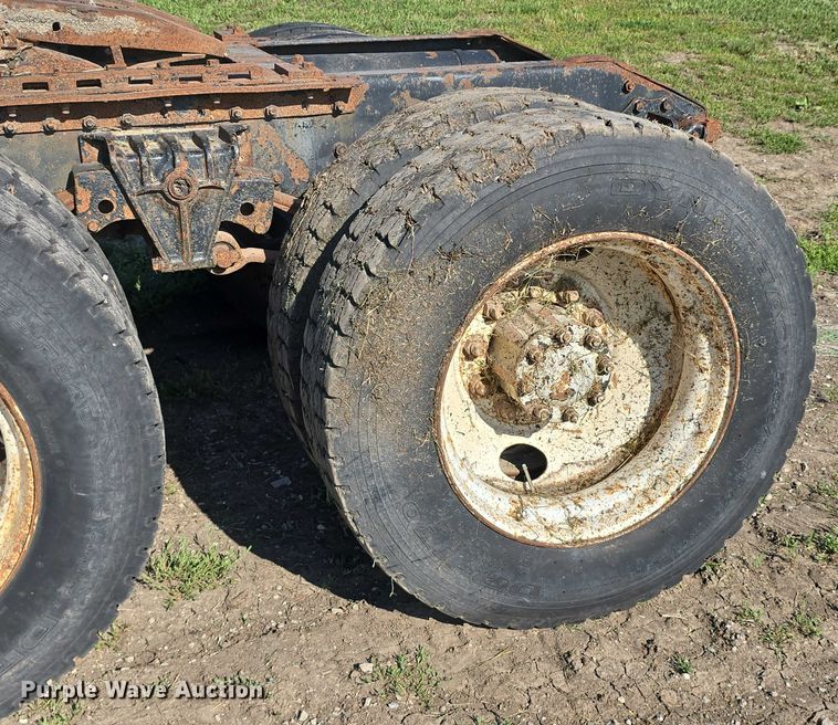 image for item DT6956 1992 White GMC WG Series semi truck