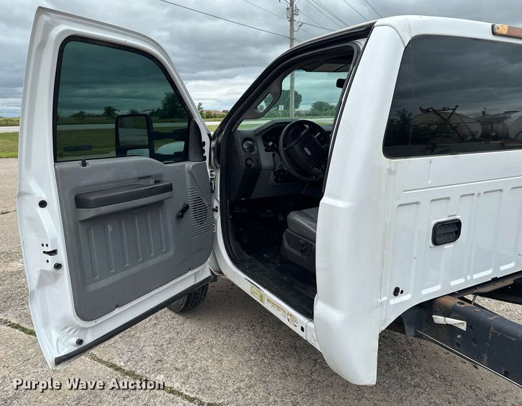 image for item DU9760 2012 Ford F550 Super Duty truck cab and chassis