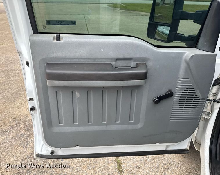 image for item DU9760 2012 Ford F550 Super Duty truck cab and chassis