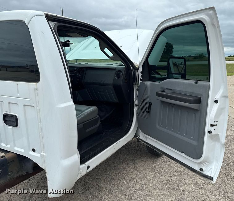 image for item DU9760 2012 Ford F550 Super Duty truck cab and chassis
