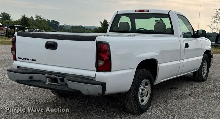 image for item DV2747 2004 Chevrolet Silverado 1500 pickup truck