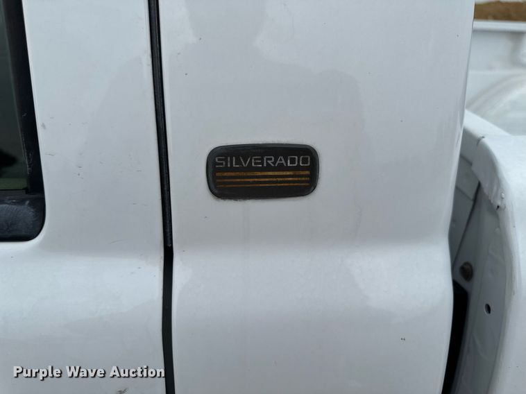 image for item DV2747 2004 Chevrolet Silverado 1500 pickup truck