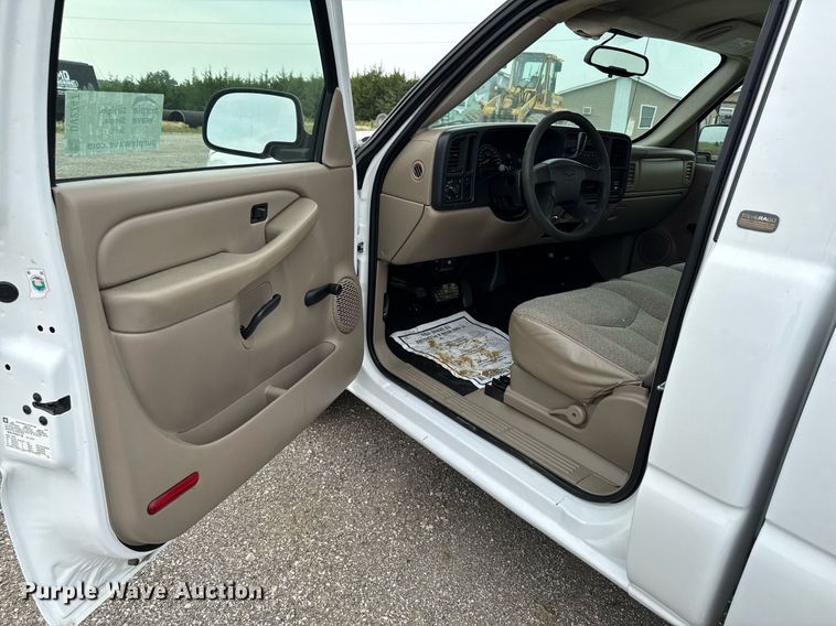 image for item DV2747 2004 Chevrolet Silverado 1500 pickup truck