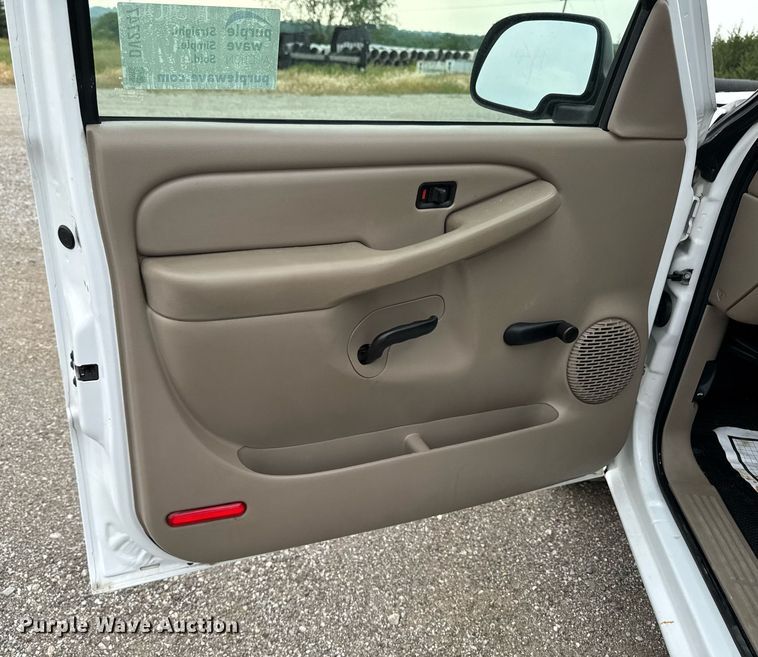 image for item DV2747 2004 Chevrolet Silverado 1500 pickup truck