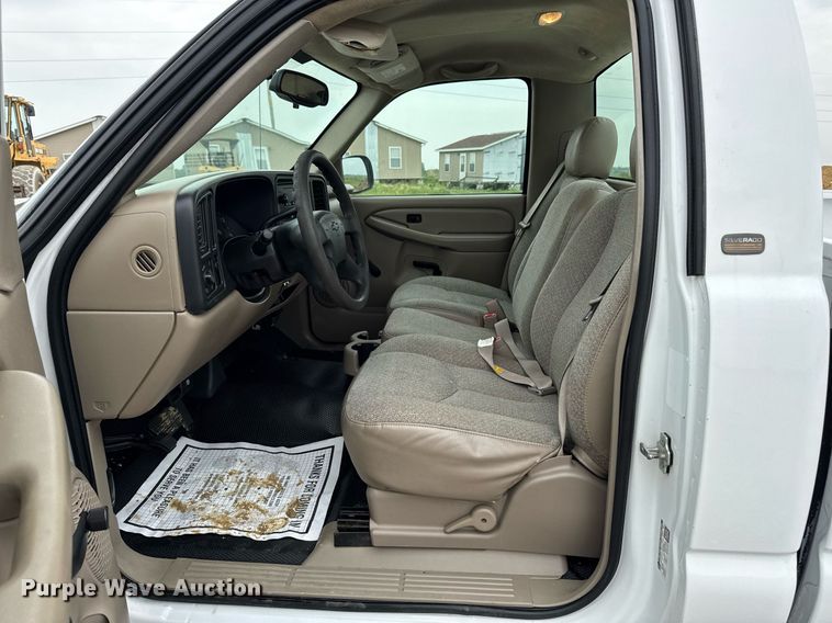 image for item DV2747 2004 Chevrolet Silverado 1500 pickup truck