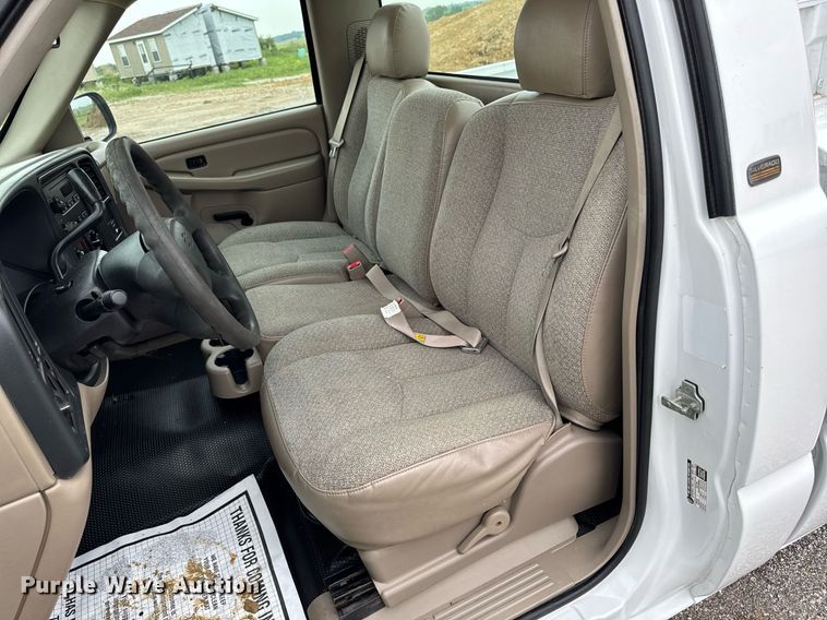 image for item DV2747 2004 Chevrolet Silverado 1500 pickup truck