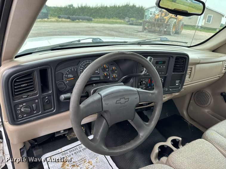 image for item DV2747 2004 Chevrolet Silverado 1500 pickup truck