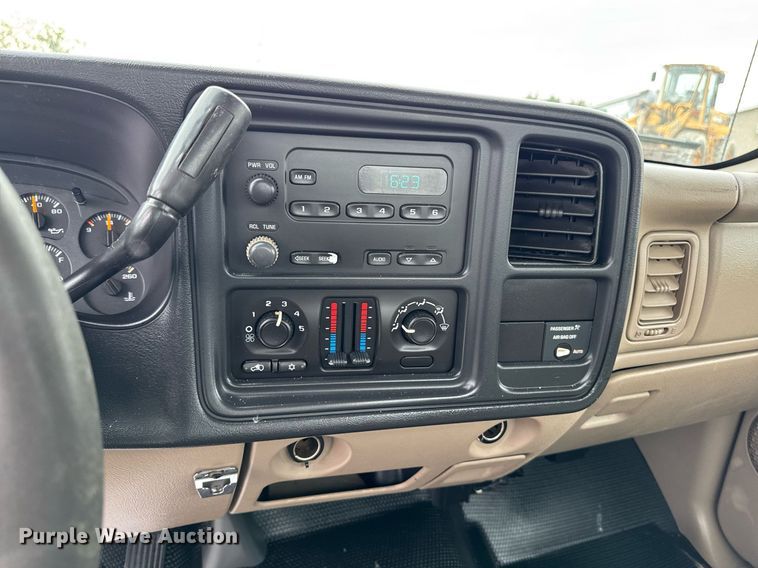 image for item DV2747 2004 Chevrolet Silverado 1500 pickup truck