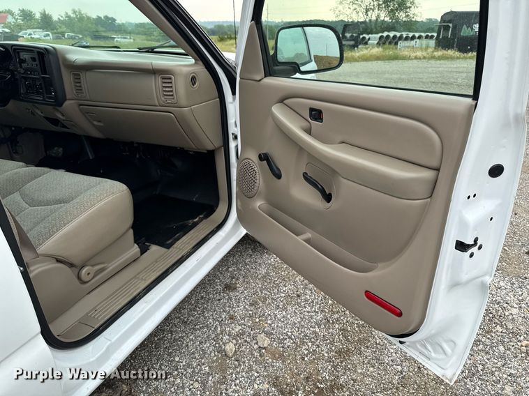 image for item DV2747 2004 Chevrolet Silverado 1500 pickup truck