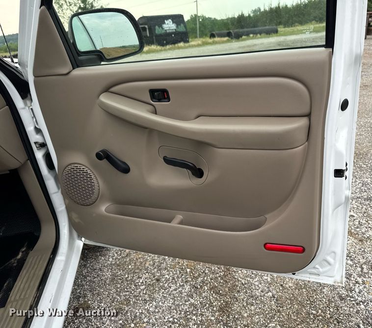 image for item DV2747 2004 Chevrolet Silverado 1500 pickup truck