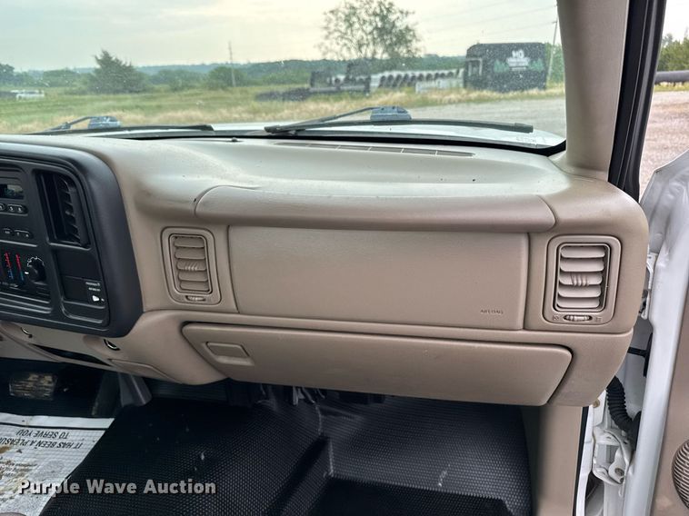 image for item DV2747 2004 Chevrolet Silverado 1500 pickup truck