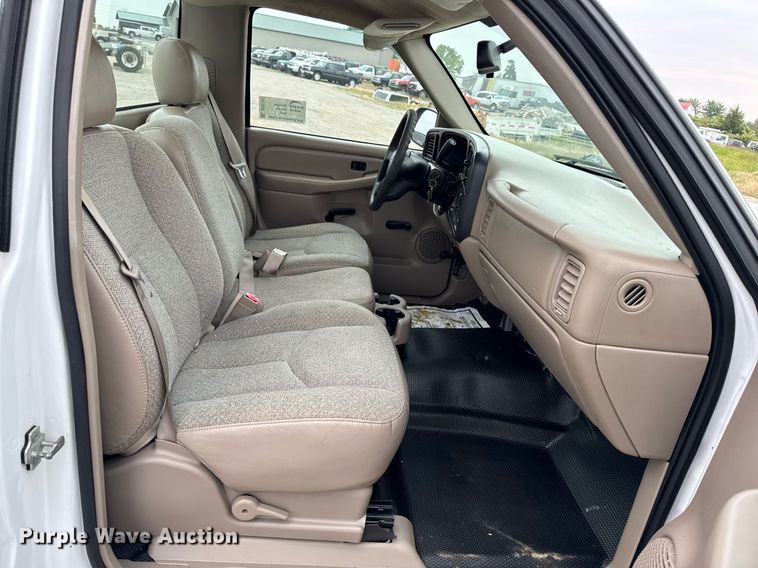 image for item DV2747 2004 Chevrolet Silverado 1500 pickup truck