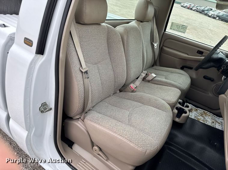 image for item DV2747 2004 Chevrolet Silverado 1500 pickup truck