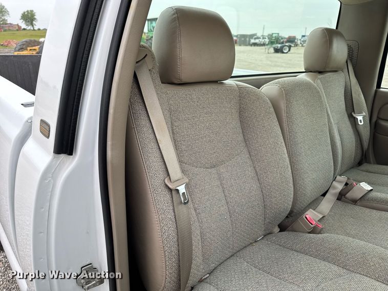 image for item DV2747 2004 Chevrolet Silverado 1500 pickup truck