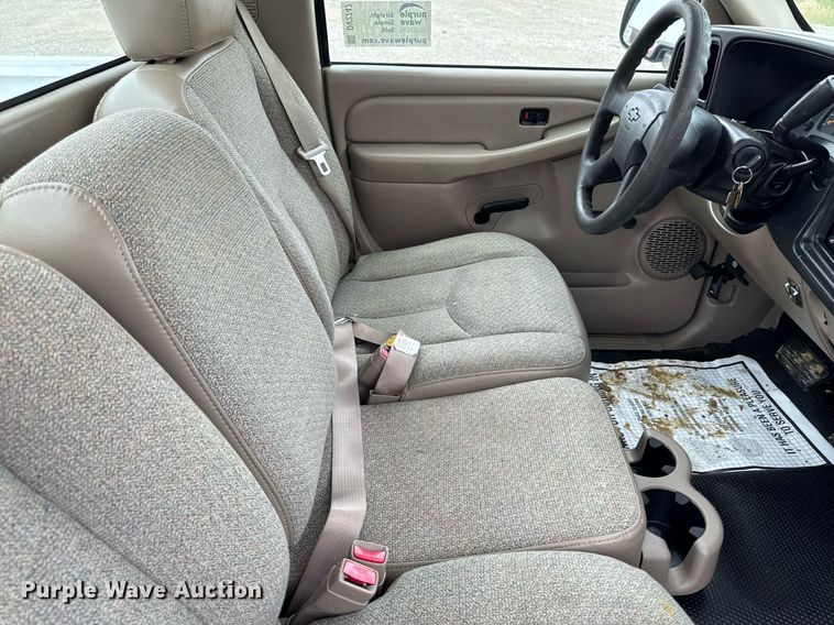 image for item DV2747 2004 Chevrolet Silverado 1500 pickup truck