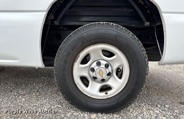 image for item DV2747 2004 Chevrolet Silverado 1500 pickup truck