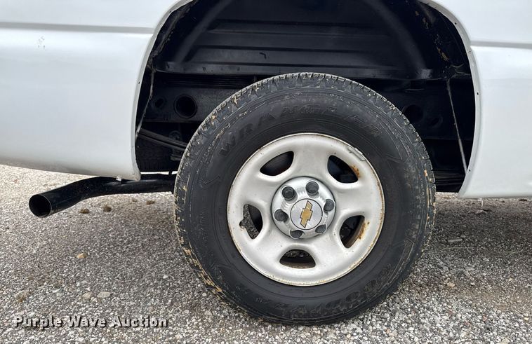 image for item DV2747 2004 Chevrolet Silverado 1500 pickup truck