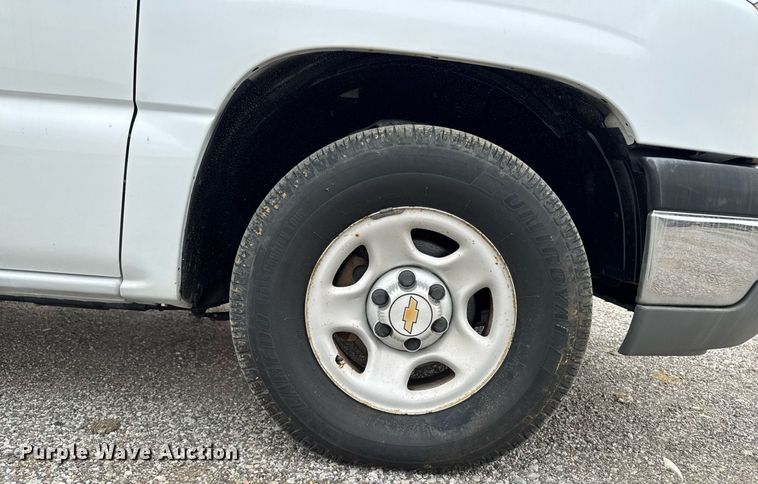 image for item DV2747 2004 Chevrolet Silverado 1500 pickup truck