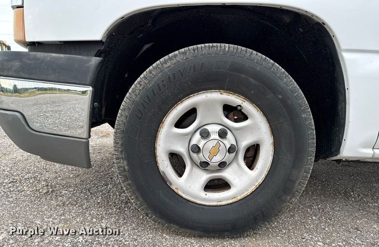 image for item DV2747 2004 Chevrolet Silverado 1500 pickup truck