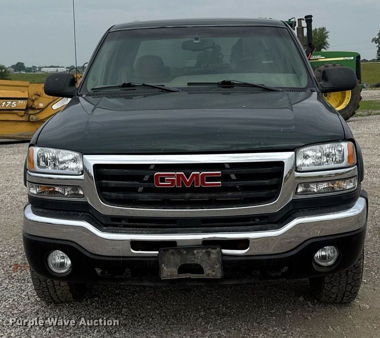 image for item DV2748 2003 GMC Sierra 2500HD Crew Cab pickup truck