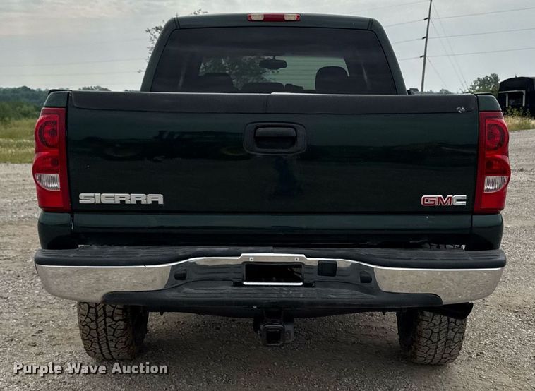 image for item DV2748 2003 GMC Sierra 2500HD Crew Cab pickup truck