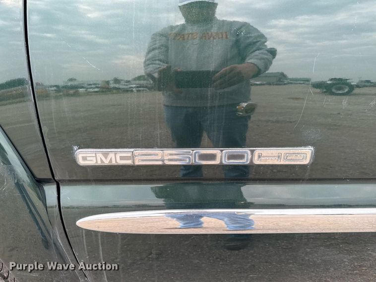 image for item DV2748 2003 GMC Sierra 2500HD Crew Cab pickup truck