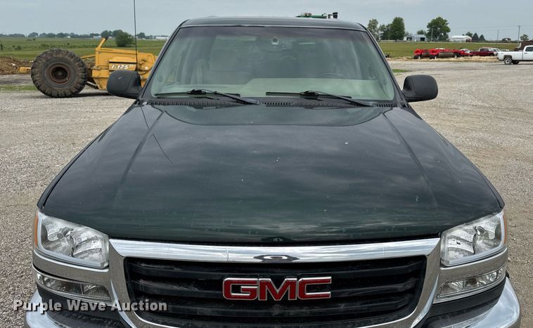 image for item DV2748 2003 GMC Sierra 2500HD Crew Cab pickup truck