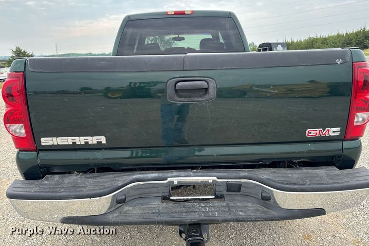 image for item DV2748 2003 GMC Sierra 2500HD Crew Cab pickup truck