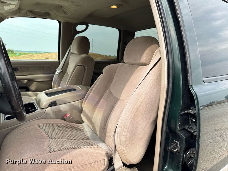 image for item DV2748 2003 GMC Sierra 2500HD Crew Cab pickup truck