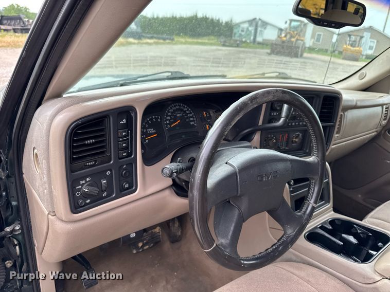 image for item DV2748 2003 GMC Sierra 2500HD Crew Cab pickup truck