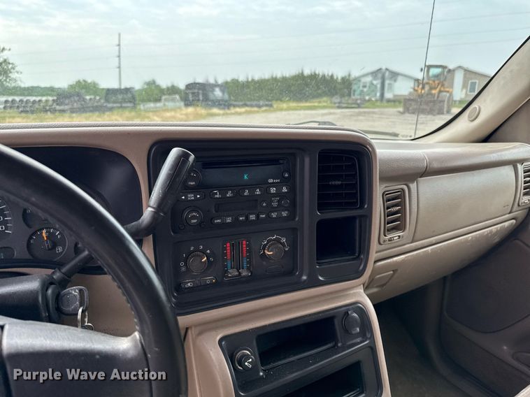 image for item DV2748 2003 GMC Sierra 2500HD Crew Cab pickup truck