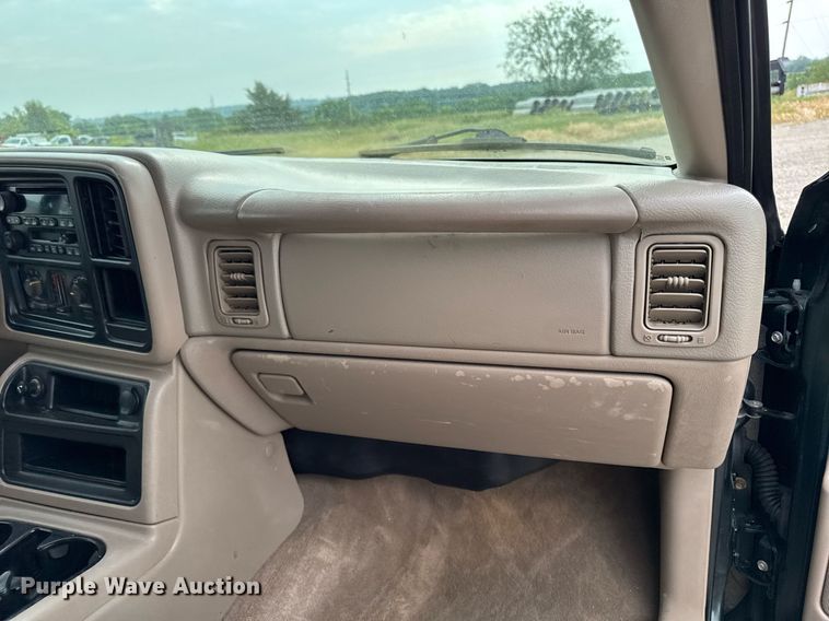 image for item DV2748 2003 GMC Sierra 2500HD Crew Cab pickup truck