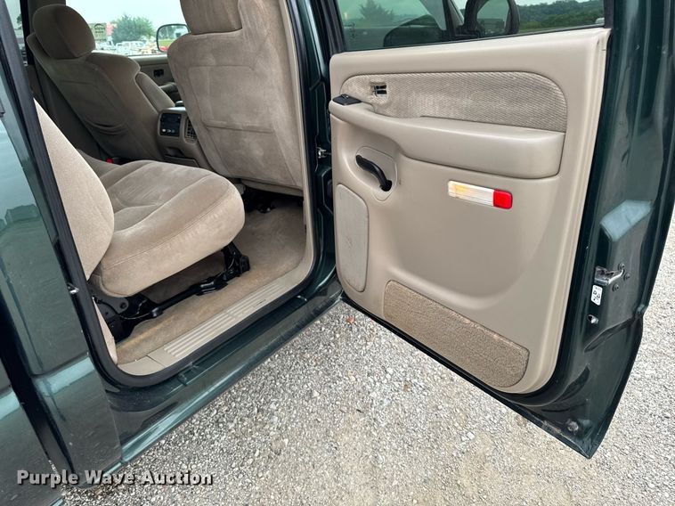 image for item DV2748 2003 GMC Sierra 2500HD Crew Cab pickup truck