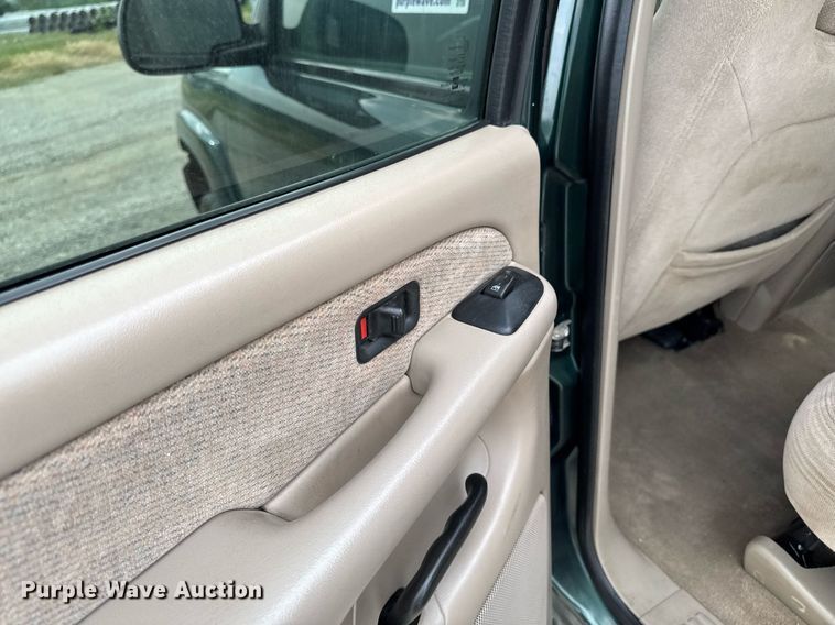 image for item DV2748 2003 GMC Sierra 2500HD Crew Cab pickup truck