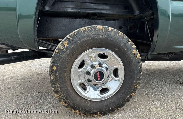 image for item DV2748 2003 GMC Sierra 2500HD Crew Cab pickup truck