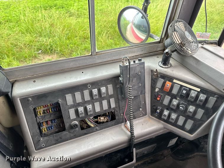 image for item DV4137 2003 Freightliner FS65 school bus