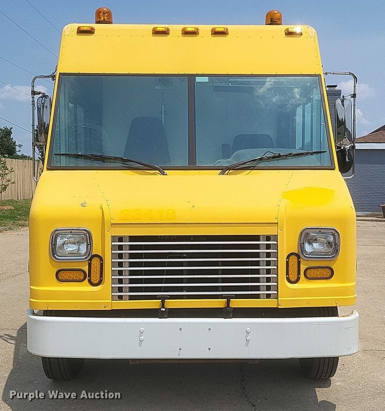 image for item DW7037 2006 WorkHorse W42 delivery truck