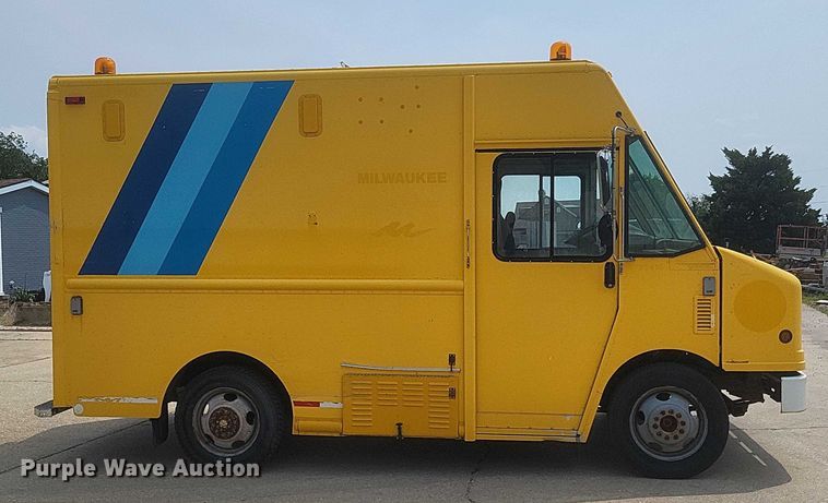 image for item DW7037 2006 WorkHorse W42 delivery truck